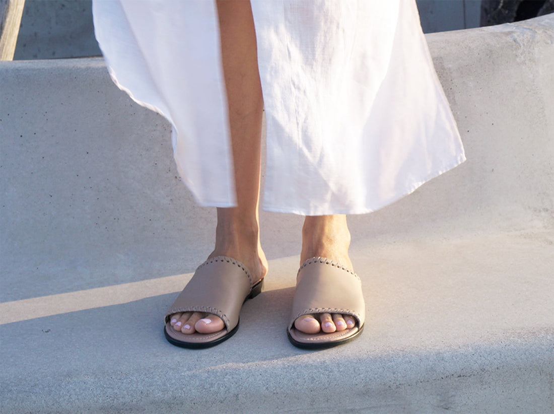 Minimalist leather shoe example Nude slip-on